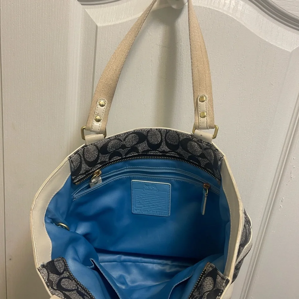 Coach bag gray and black with blue and white stripes gold logo in the front_10